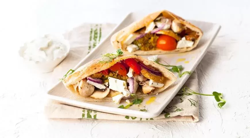 Пита с курицей и легкими овощами
