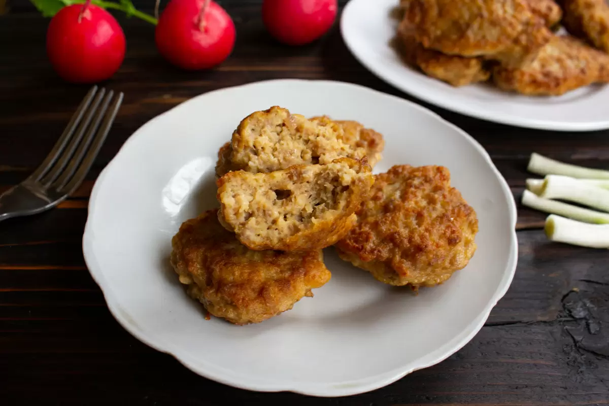 Сочные мясные оладьи: быстро и вкусно для любой трапезы