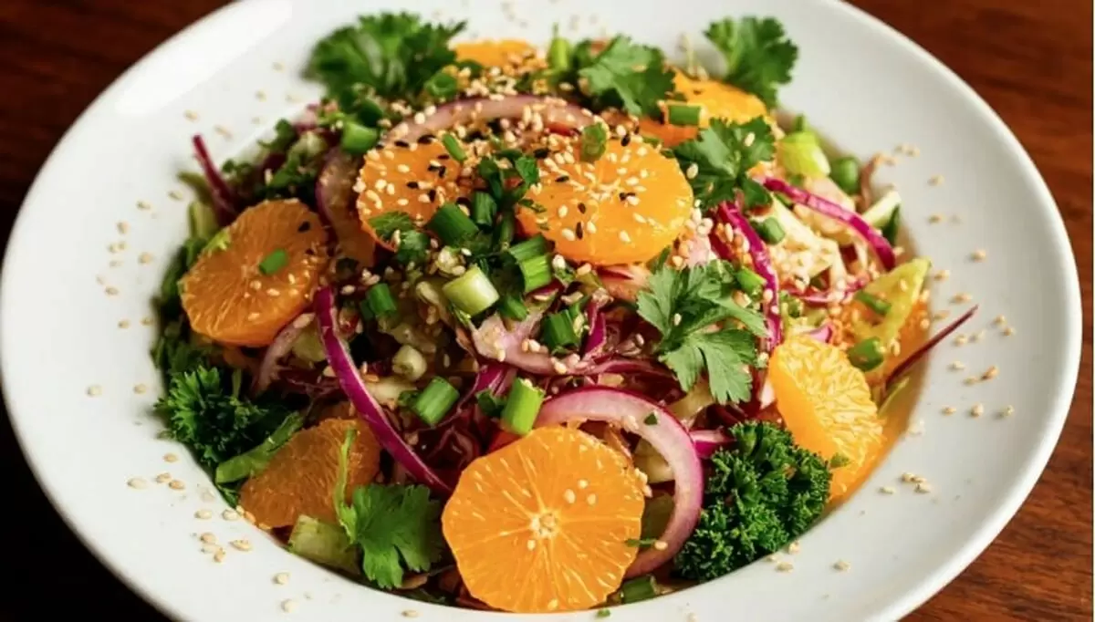 Пять простых салатов с молодой капустой для весеннего настроения