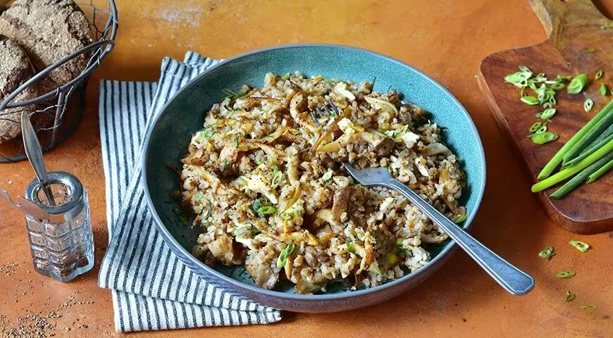 Как быстро приготовить грибы с гречкой на сковороде