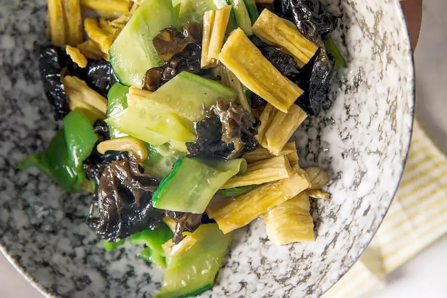 Непревзойденное сочетание: изысканные древесные грибы с соевой спаржей