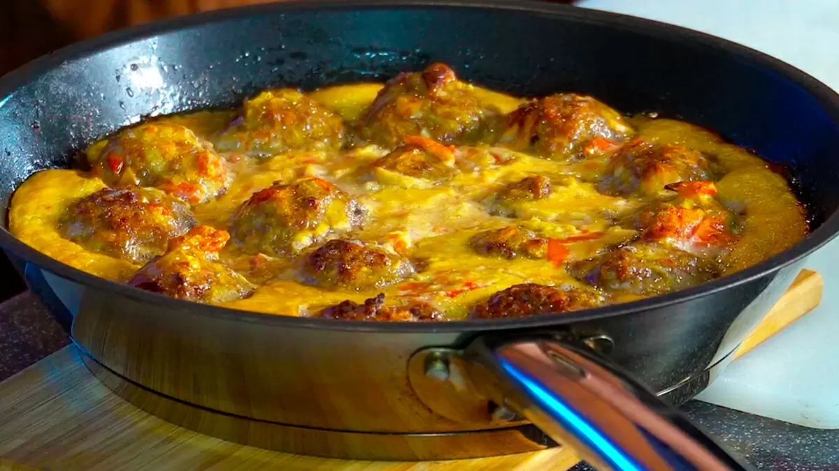 Тефтели с вялеными яблоками в соусе