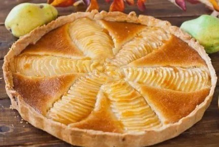 Пирог с грушами в миндальном креме: уютный десерт к вашему столу