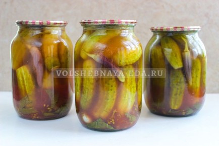 Огурцы с томатной пастой: пикантное лакомство для зимних заготовок