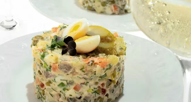 Шампанское и оливье: неожиданный и идеальный дуэт для Нового года