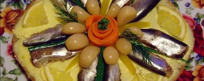 Вкусный бутербродный торт: простой рецепт с соленой килькой и ржаным хлебом