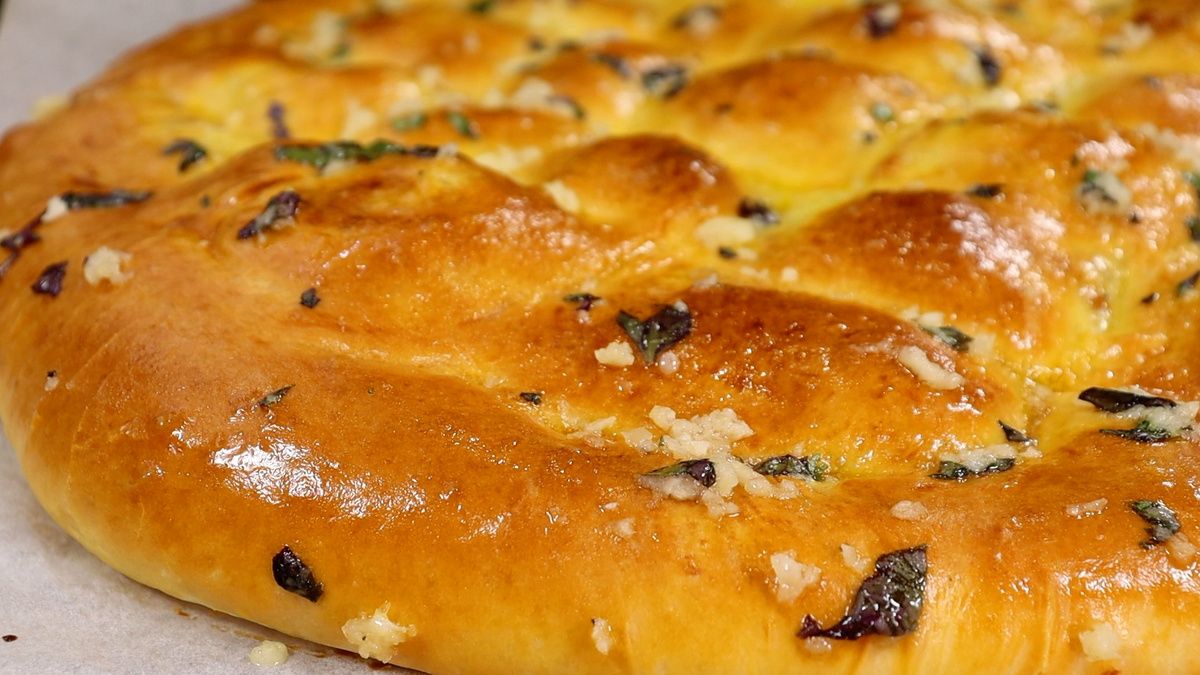 Вдохновение для домашней кухни: ароматная лепёшка с чесноком и картофельной начинкой