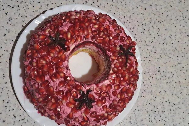 Гранатовый браслет: удивительный салат с копченой куриной грудкой и черносливом